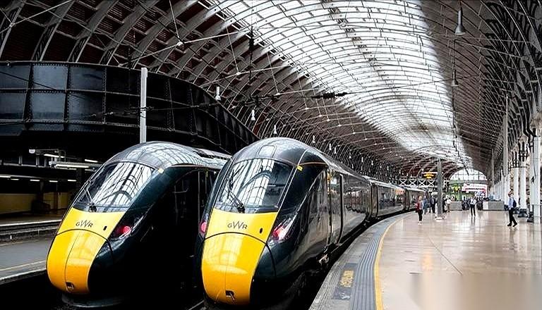 150万。
就靠买火车票、退票、再申请延误赔偿。
两个去英国读硕士的高材生，把人