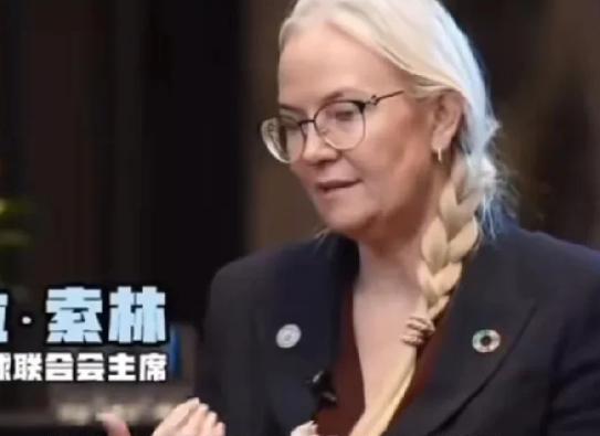 索林一句话把孙颖莎推上热搜：瑞典人直接说“她让乒乓球更像全民运动”。


202