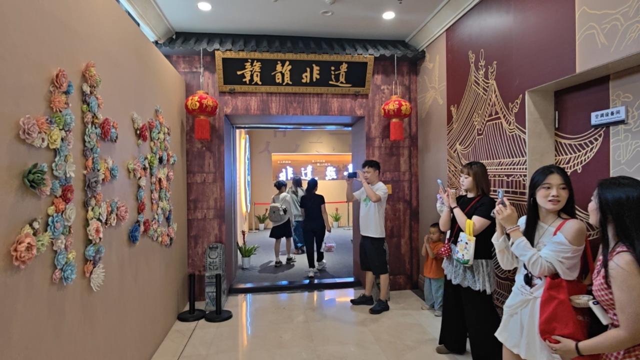 “非物质文化遗产” 的简称，指各族人民世代相传并视为其文化遗产组成部分的各种传统