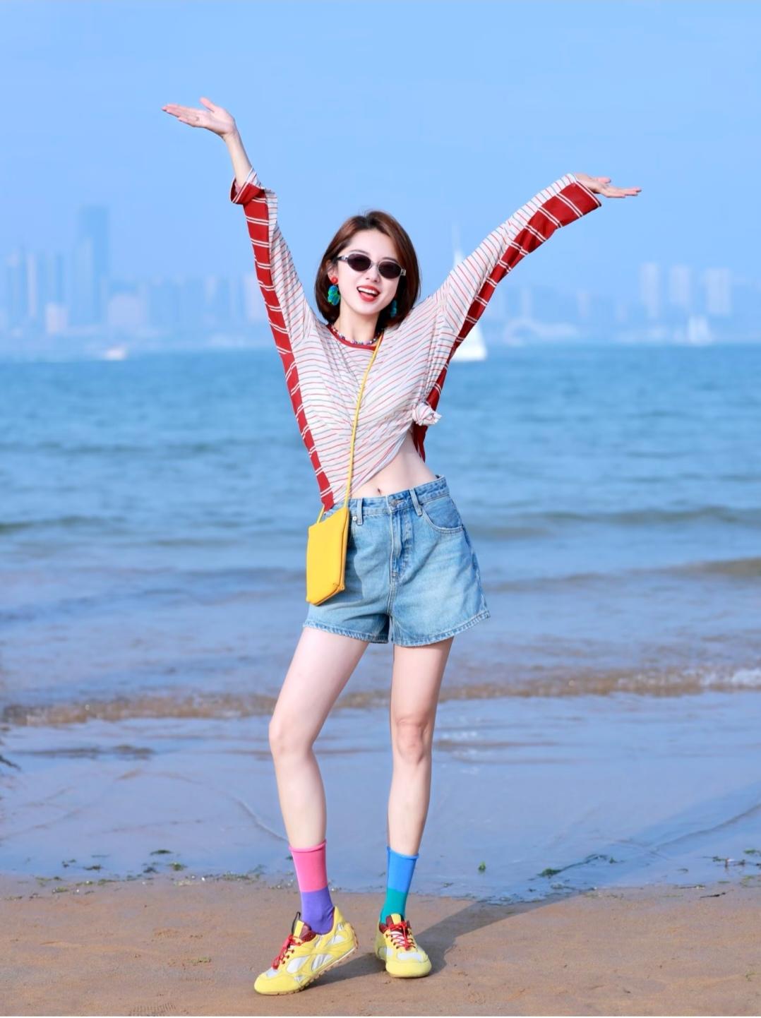 撞色穿搭，元气满满，我喜欢五颜六色，充满活力。