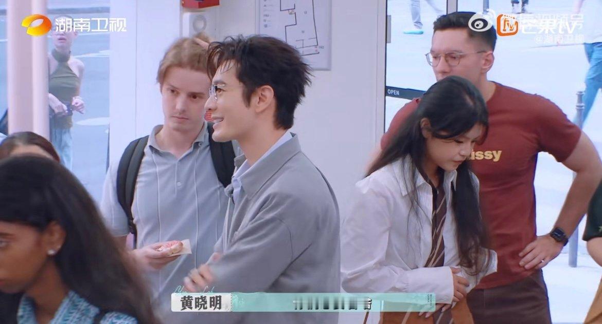 黄晓明听到店长就回头巴黎合伙人名场面 巴黎美妆店的营业现场，李佳琦刚喊出“店长”