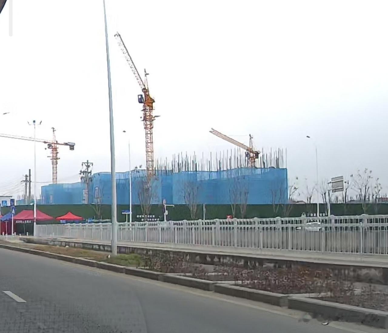 武汉市黄陂区前川，在城南的新人民医院北面，开工了2个还建小区，开发商是央企合肥中