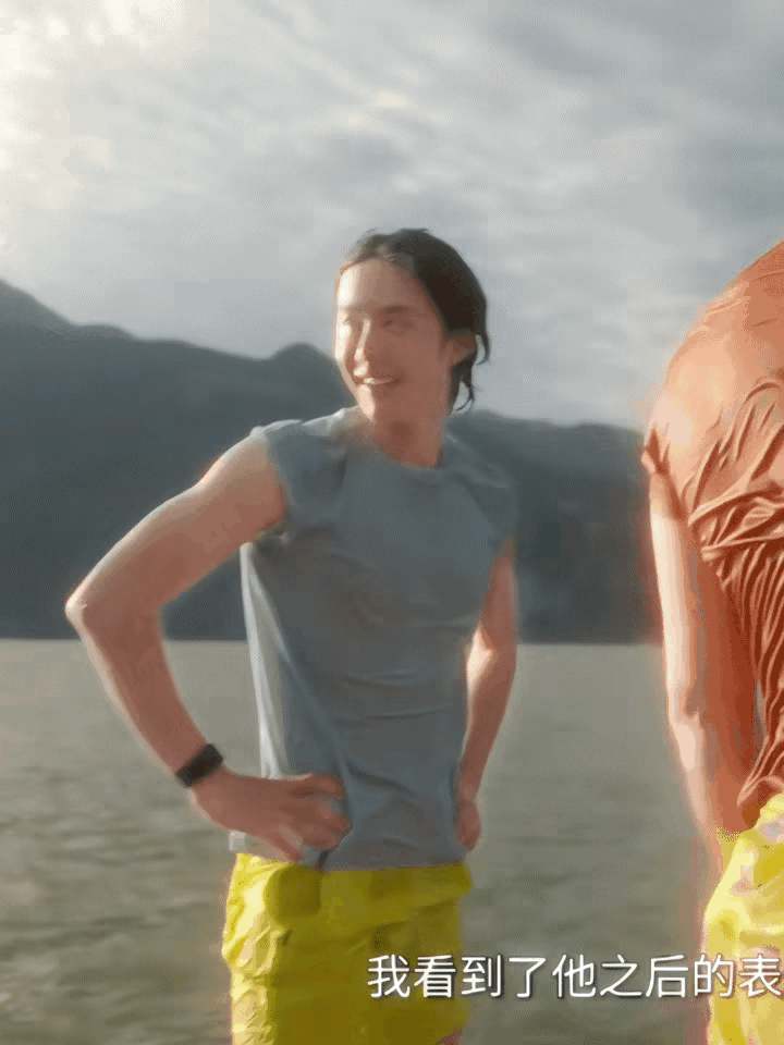 王一博谁允许你这样穿衣服的，男孩子在外面要保护好自己啊，你家战哥知道你在外面这么