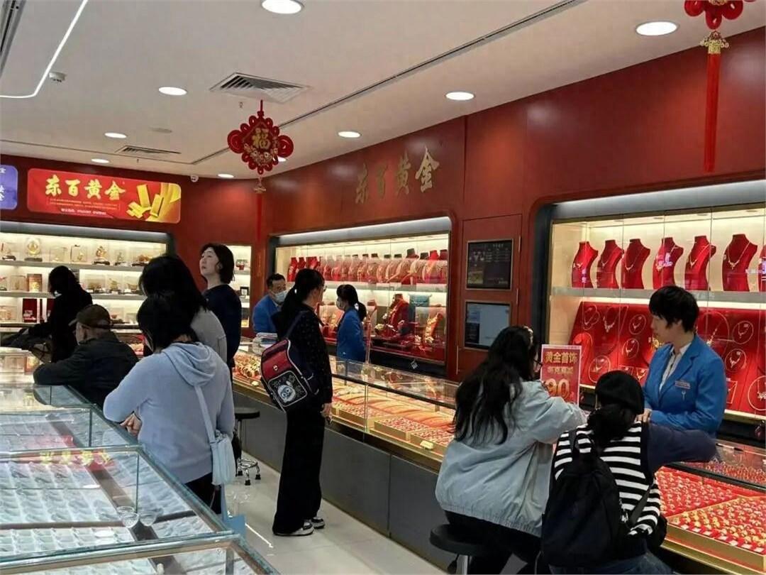 真是想不到，今天和一位老同学吃饭，他私下告诉我，他们商场金柜昨天差点被挤爆，不是