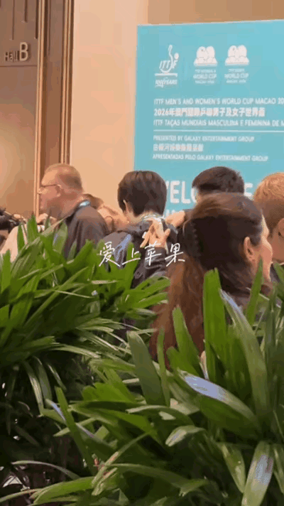 小牛哪里是头哥的陪练，简直是牛妈妈，太暖心了！
小牛陪头哥参加世界杯晚宴，入场后