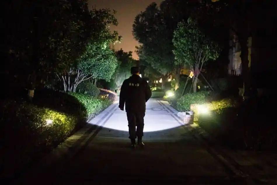 吉林长春，一50岁男子应聘保安第一天，就被打发到某物业公司，连续上了13个夜班，