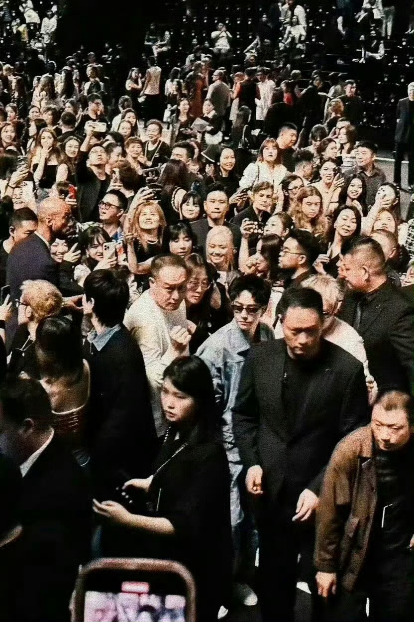 他真的诠释了什么叫随便一拍一站神图就有了 王一博王一博神图