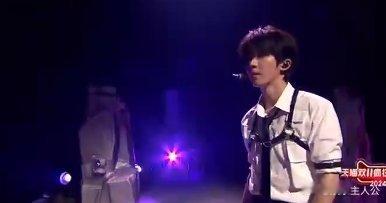 #戚薇给时代少年团整成伴舞了# 戚薇和时代少年团的舞台画面太有趣了，网友打趣说乍