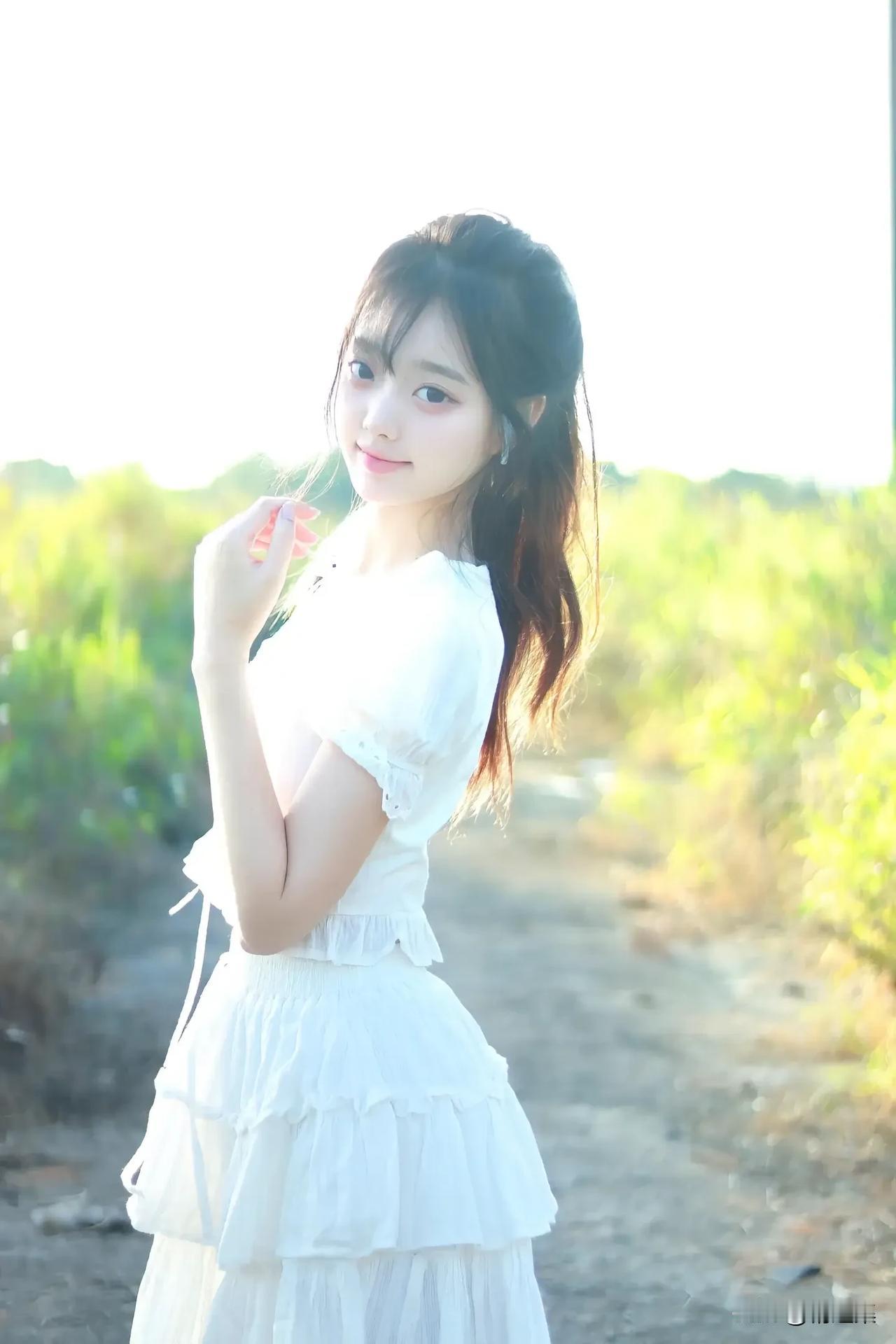 阳光下的白裙少女，温柔微笑，宛如童话中的公主。🌞👗💖