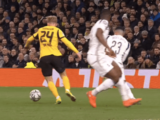 开始补欧冠录像，斯文松这动作都能导致VAR介入黄改红我也是服气，刚踢完球你让腿往