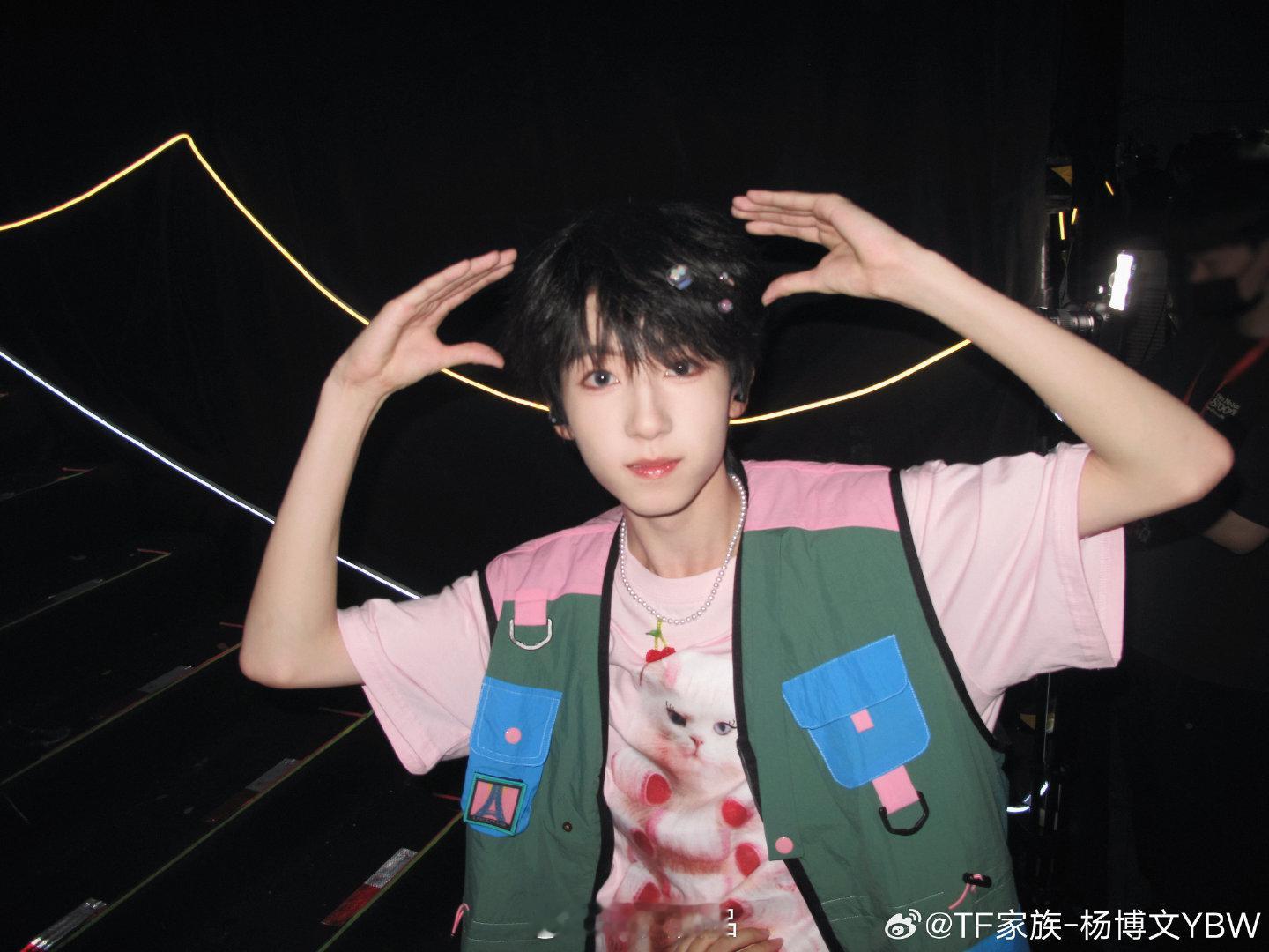 杨博文晒公演plog杨博文不仅帅，性格也是好到爆炸，唱跳这一块更是权威到没边。关