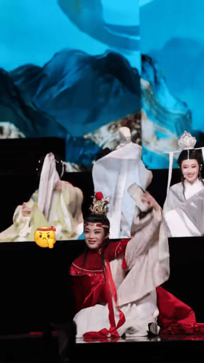 AI也取代不了的舞台出现了AI可学不会陈丽君这“致命”魅力！一个转身全场沸腾，一