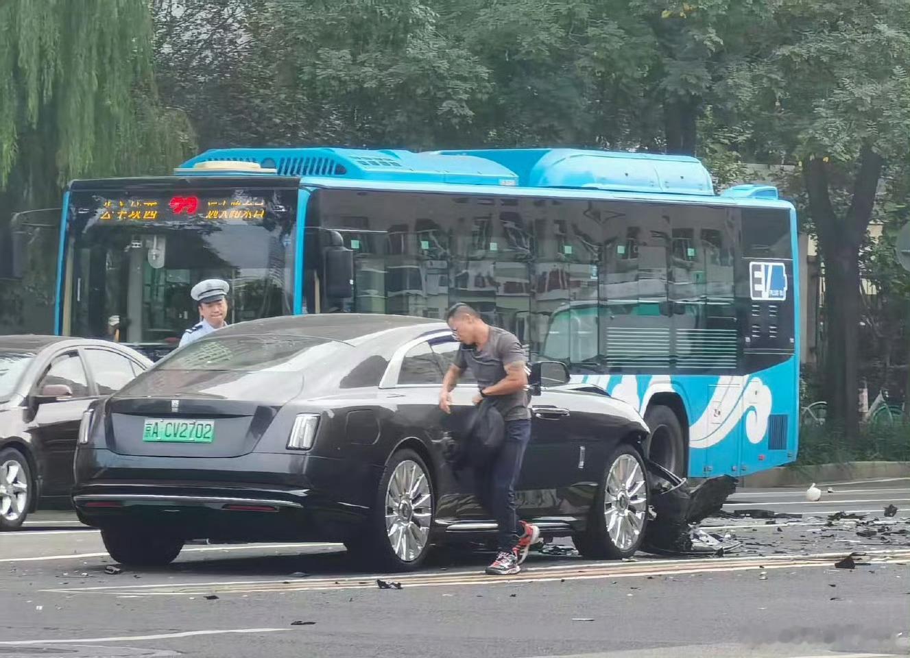 国庆假期大家开车要注意安全好在是人没事，一台闪灵就这么变成事故了...据说只有强