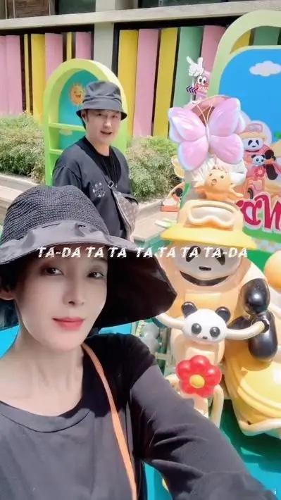 51岁冯雷成都拍戏获妻女探班！一家三口吃了火锅还去看了大熊猫，玩得十分开心。晒出