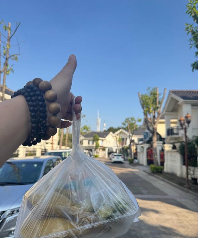 给家里的小家伙砍个大鸡腿，看他吃得香喷喷的模样真开心！在广州二沙岛这悠闲时光里，