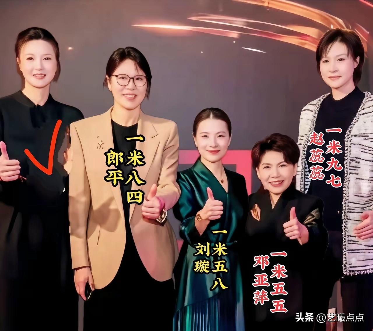 体坛女神齐聚，尽管身高参差不齐，但她们个个都是赛场上的传奇人物。
天哪，都不敢去