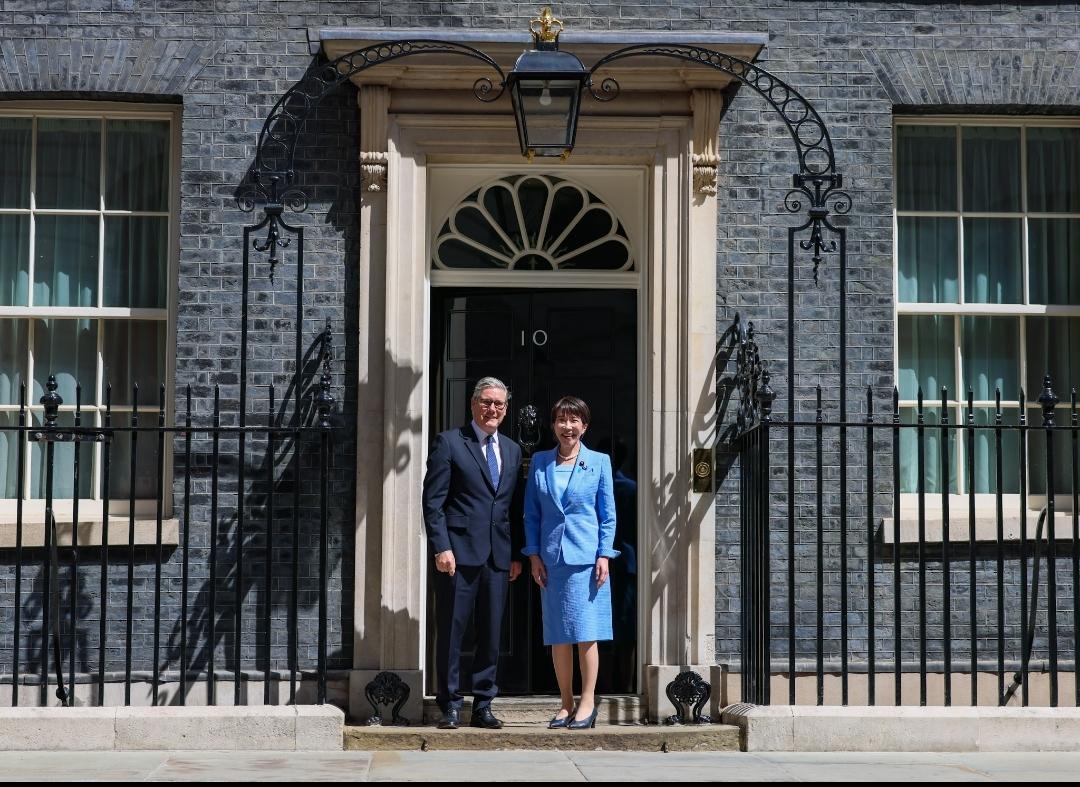 6月14日，日本首相高市早苗对英国访问期间，与英国首相斯塔默举行会谈。高市在她的