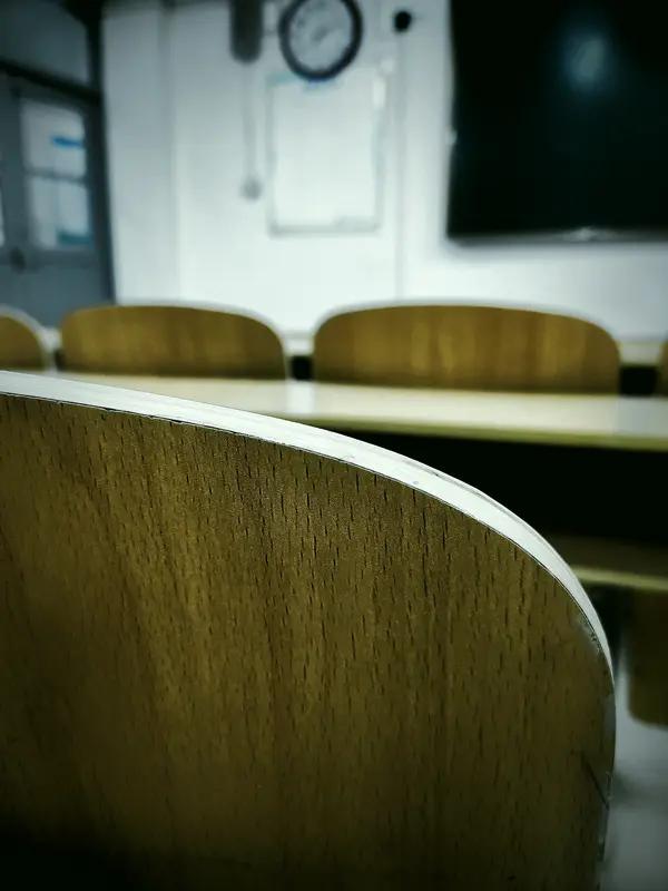 小学令我印象最深的事，是一次运动会的接力赛。当时我们班和隔壁班竞争激烈。比赛开始