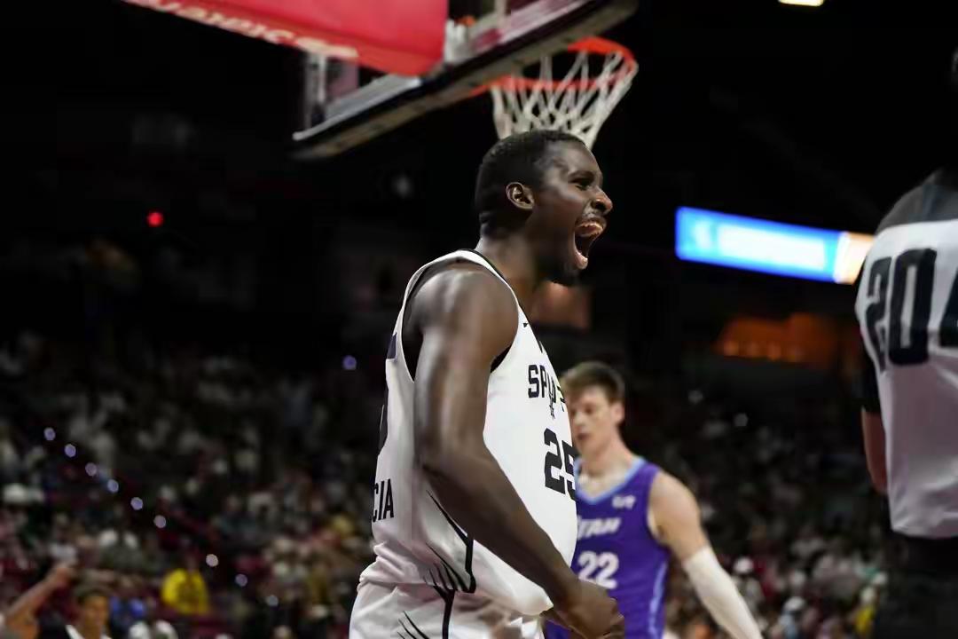 惊艳！
大卫·琼斯·加西亚7中5拿12分5板6助3断1帽 均创生涯新高
马刺阵容