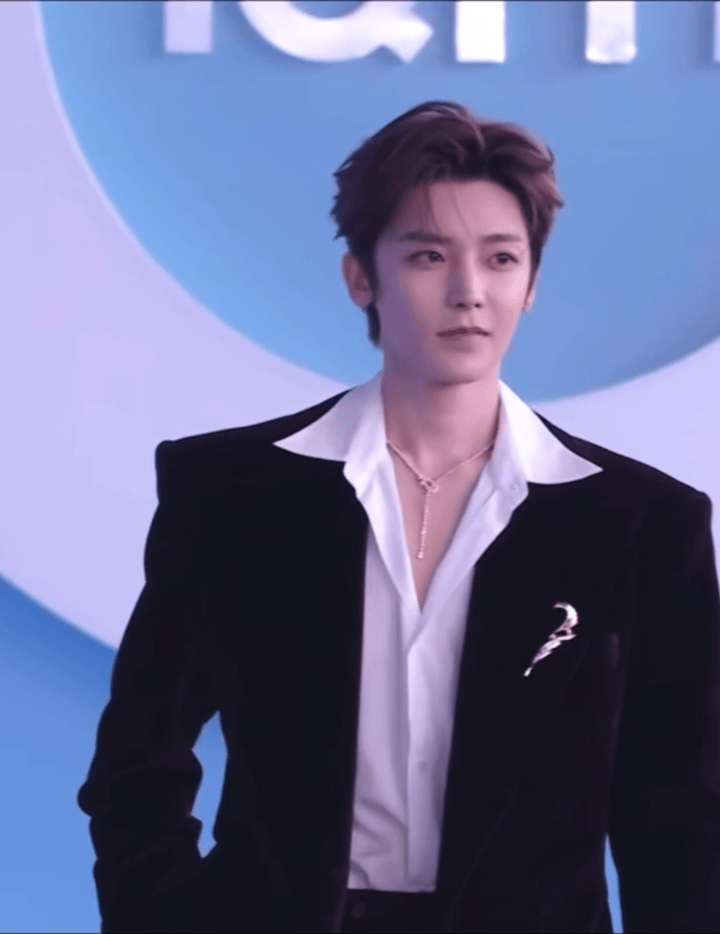 侯明昊这大V领🥵🥵尖叫之夜红毯