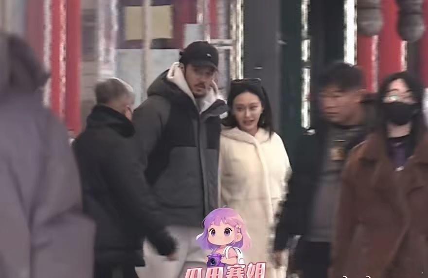 陈冰挺孕肚与陈牧驰逛市场寒姐拍到陈冰挺着孕肚陪陈牧驰逛市场，俩人全程牵手又挽手臂