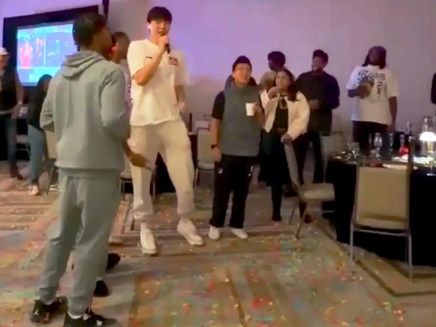 杨瀚森与主教练的个人关系，有了重大进展

开拓者代理主教练斯普利特迎来了自己的4