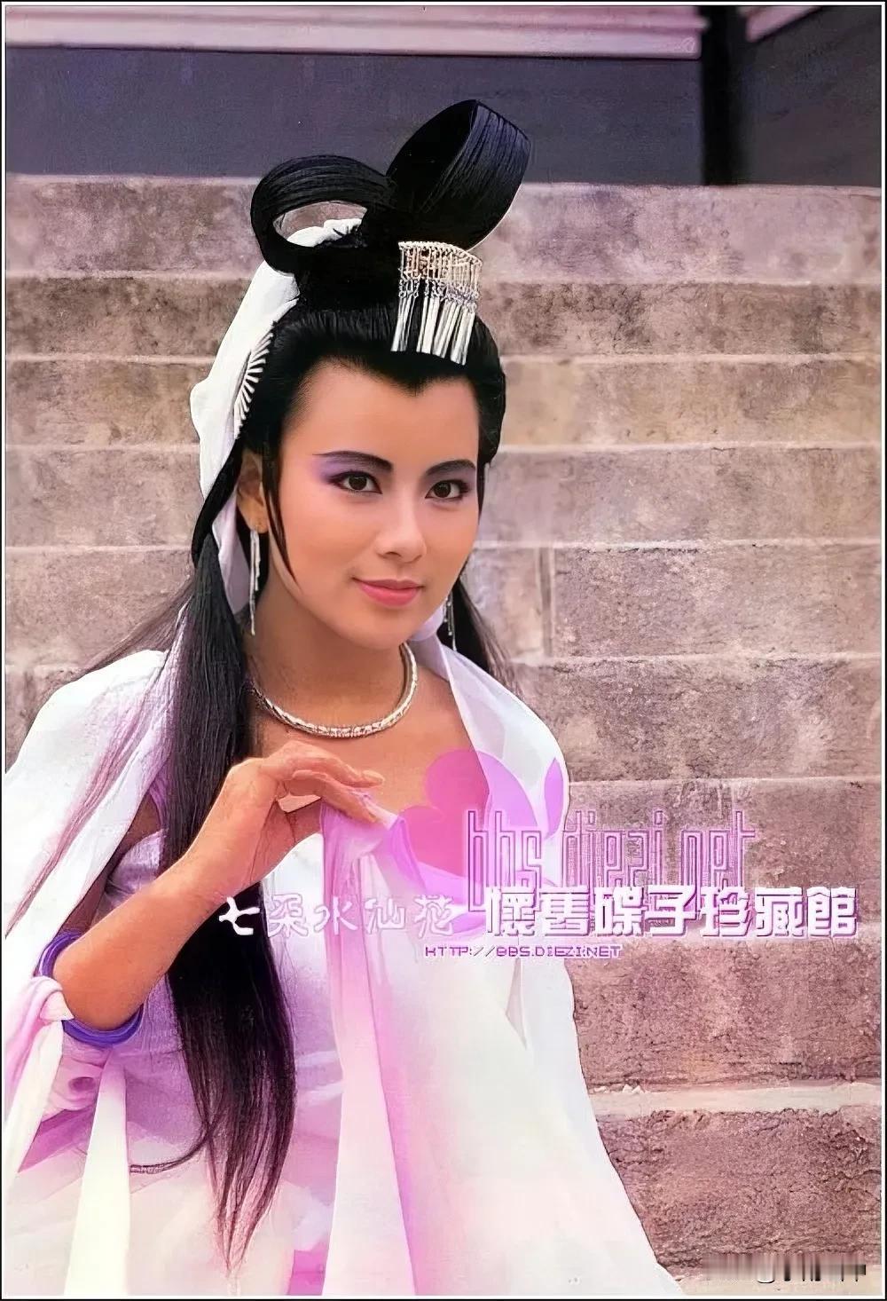 李美凤是1987年香港小姐亚军，吴婉芳是1986年香港小姐亚军，两位港姐亚军合作