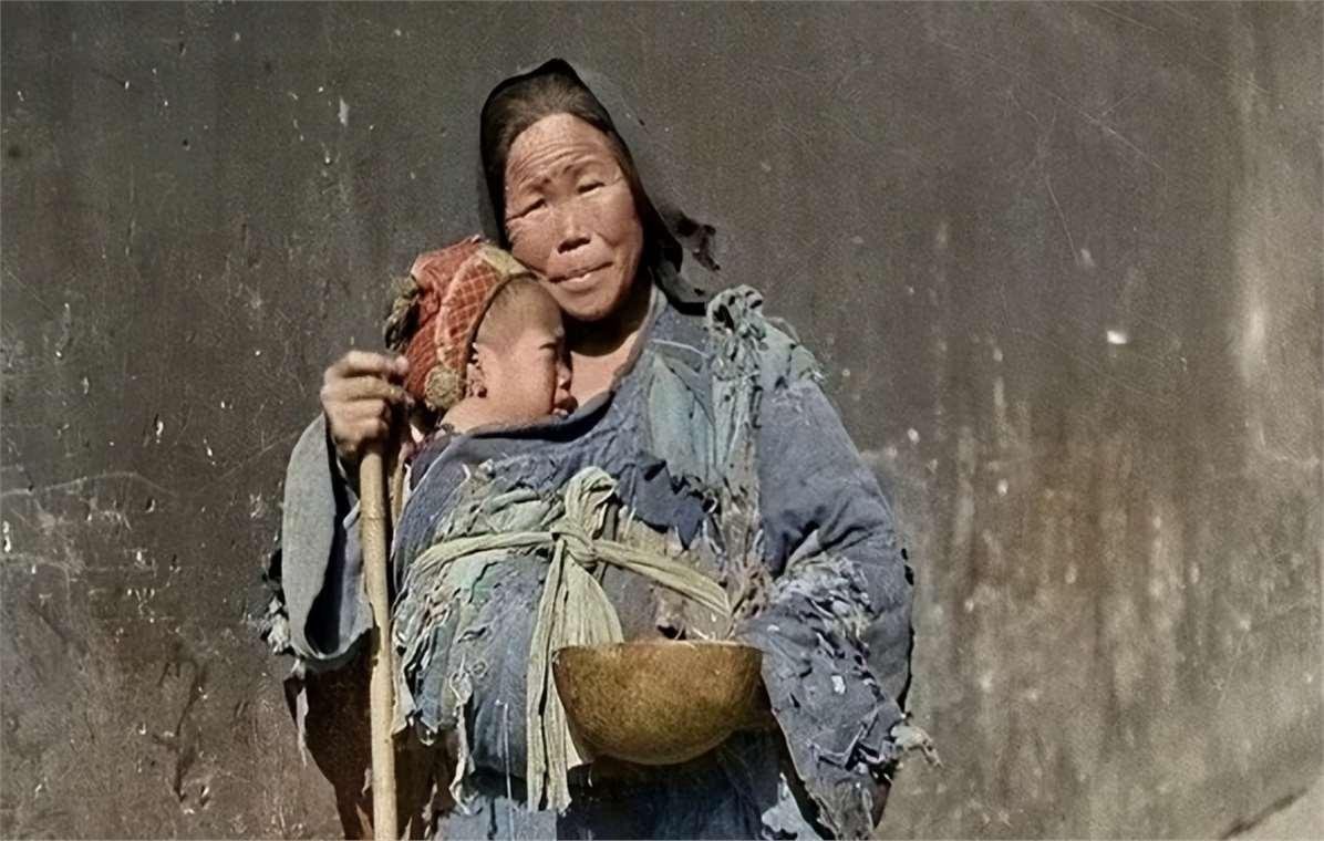 晴雨风说史[超话]  晴雨风说史 图1，一位清朝的妇人带着她的孩子在街上乞讨。从