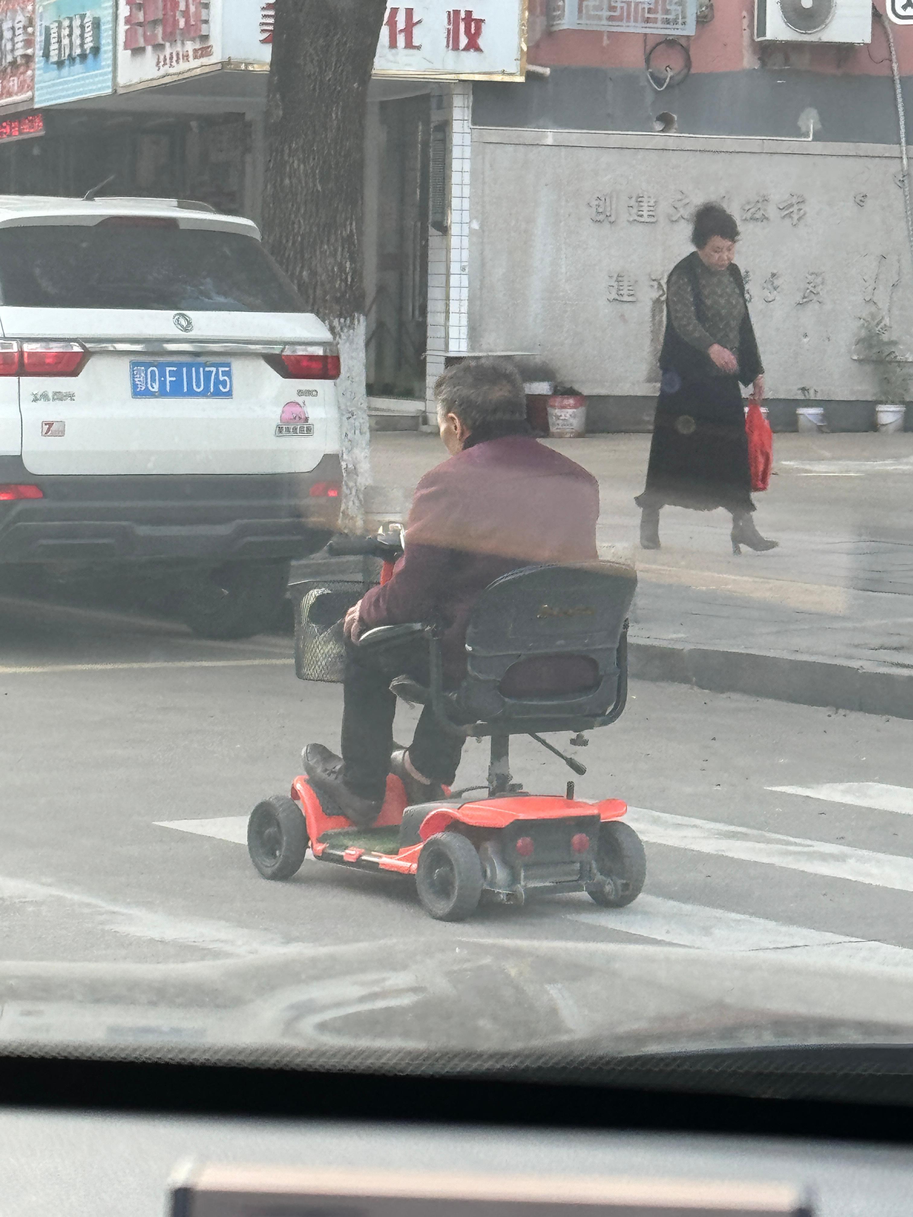 妈呀…这玩意在路上开真的危险明明有非机动车道非得走机动车道 移动速度还巨慢… ​