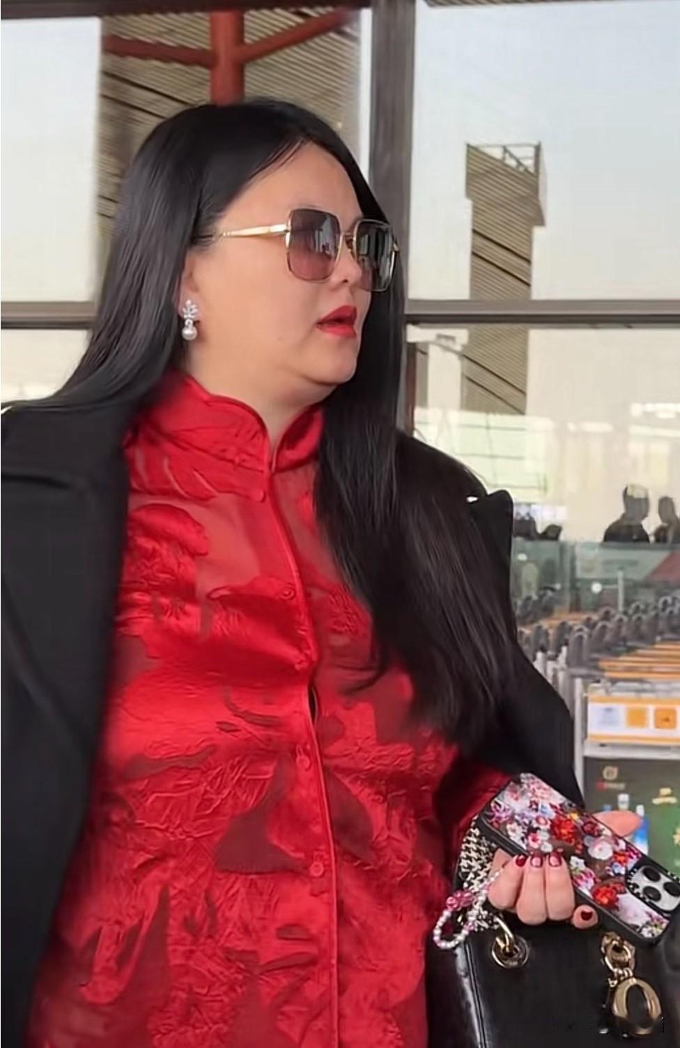李湘披个外套都能被网友玩出花来！
显瘦、女王范、手臂太粗穿不进袖子。
有人问为什