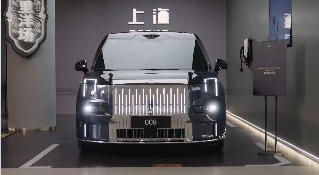秦奋现身提车秦奋低调现身提国产豪车 刚看到秦奋提极氪009，我忍不住想感慨一句：