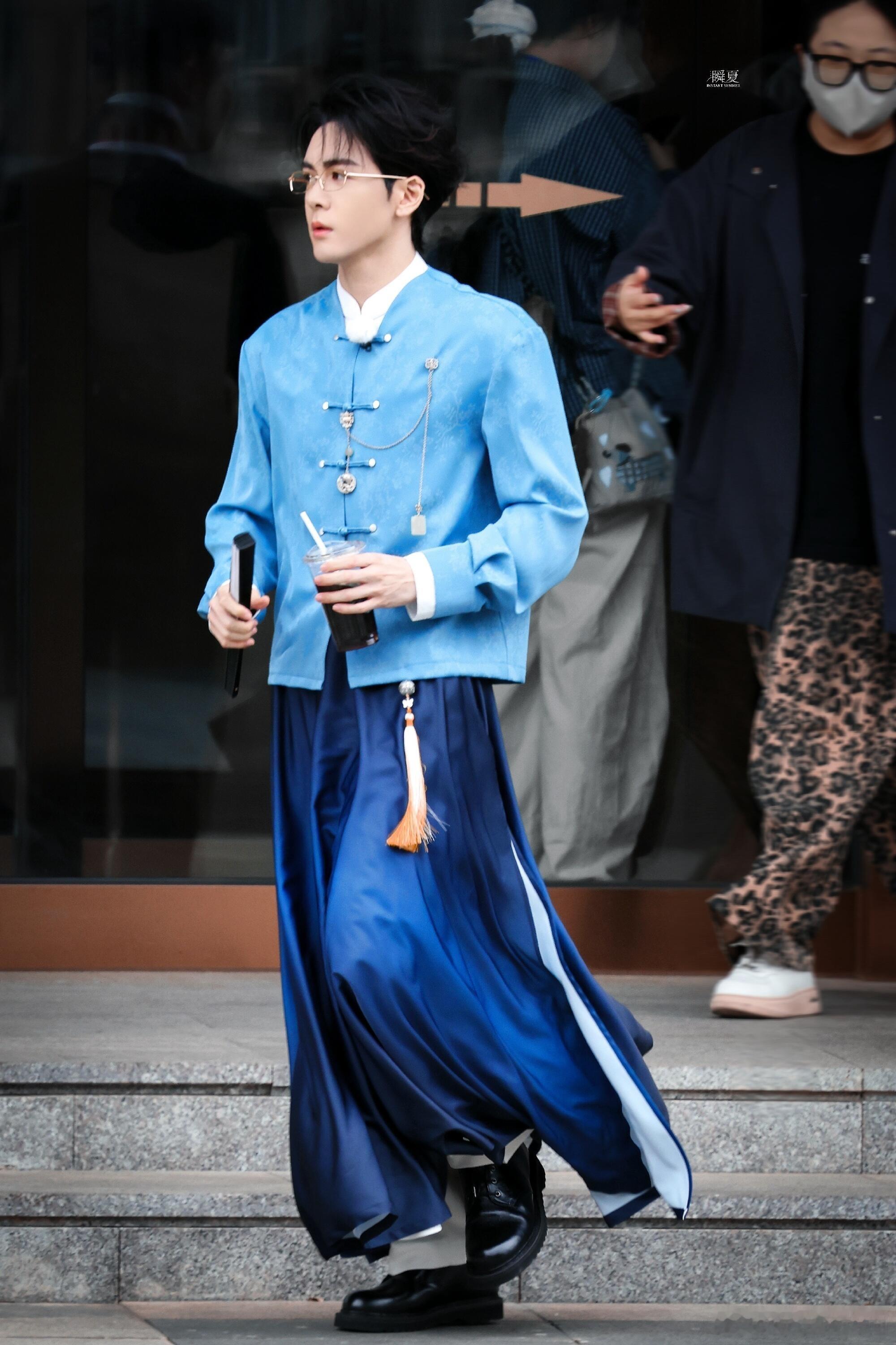 曾舜晞奔跑吧国风贵公子造型，手拿扇子，金丝眼镜，蓝色国风套装，谁见了不喊一声少爷