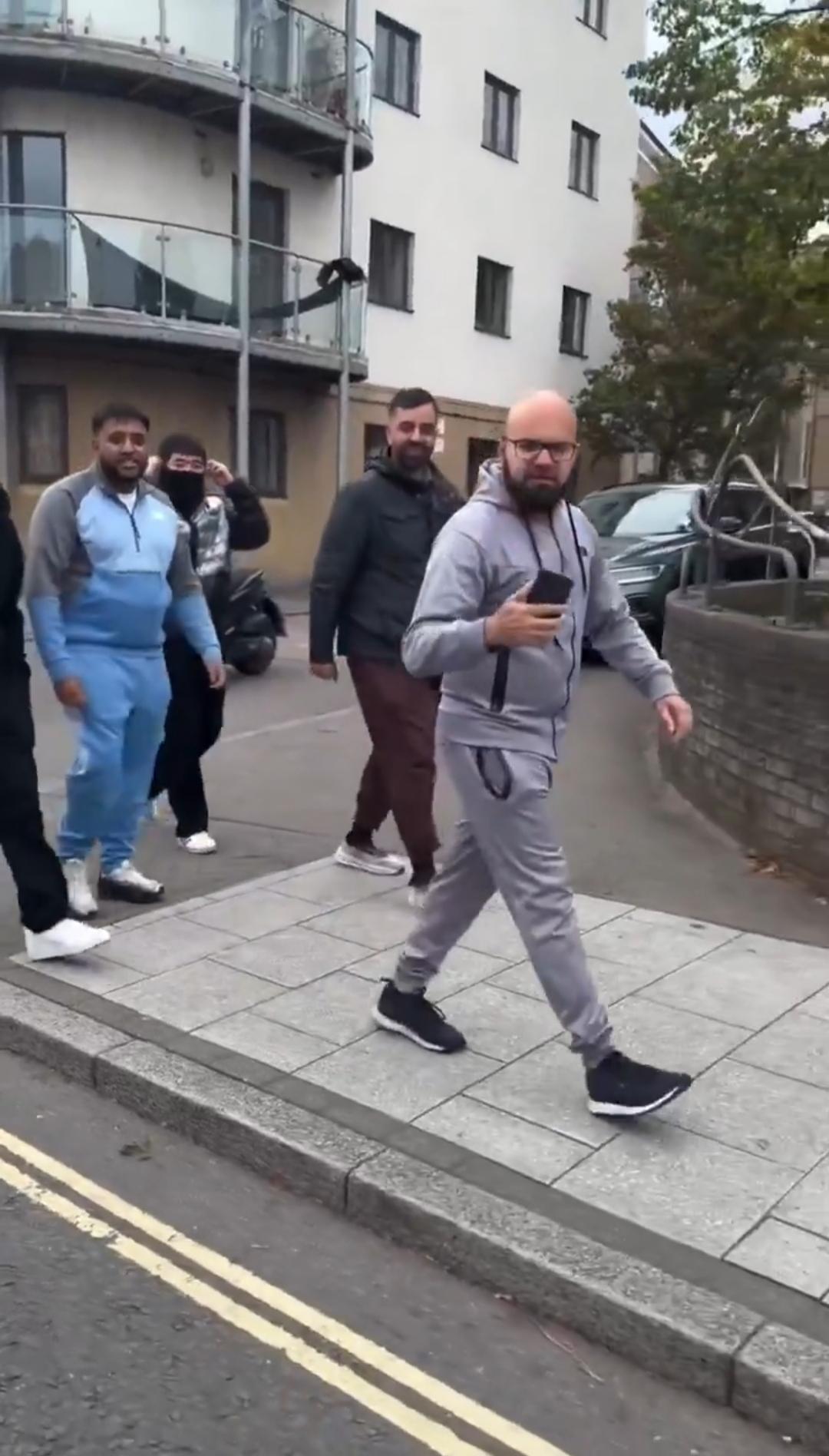 英国局势紧张

穆斯林移民侮辱英国女性，英国警察无动于衷。埃隆·马斯克称：“英国