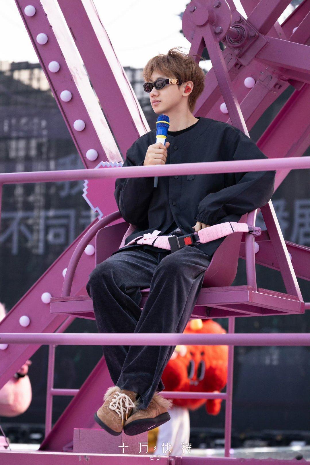 在罗曼城被爱没有掉眼泪的风险第九年，终于不用“冒着掉眼泪的风险”跨年了。罗曼城的