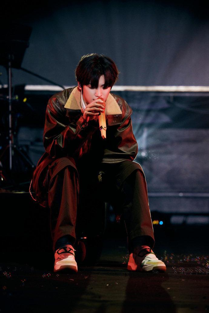 梓渝杭州音乐节彩排照，彩排梓渝已就位，谁懂这个梓渝顺毛皮衣造型的乖酷感呢，期待组