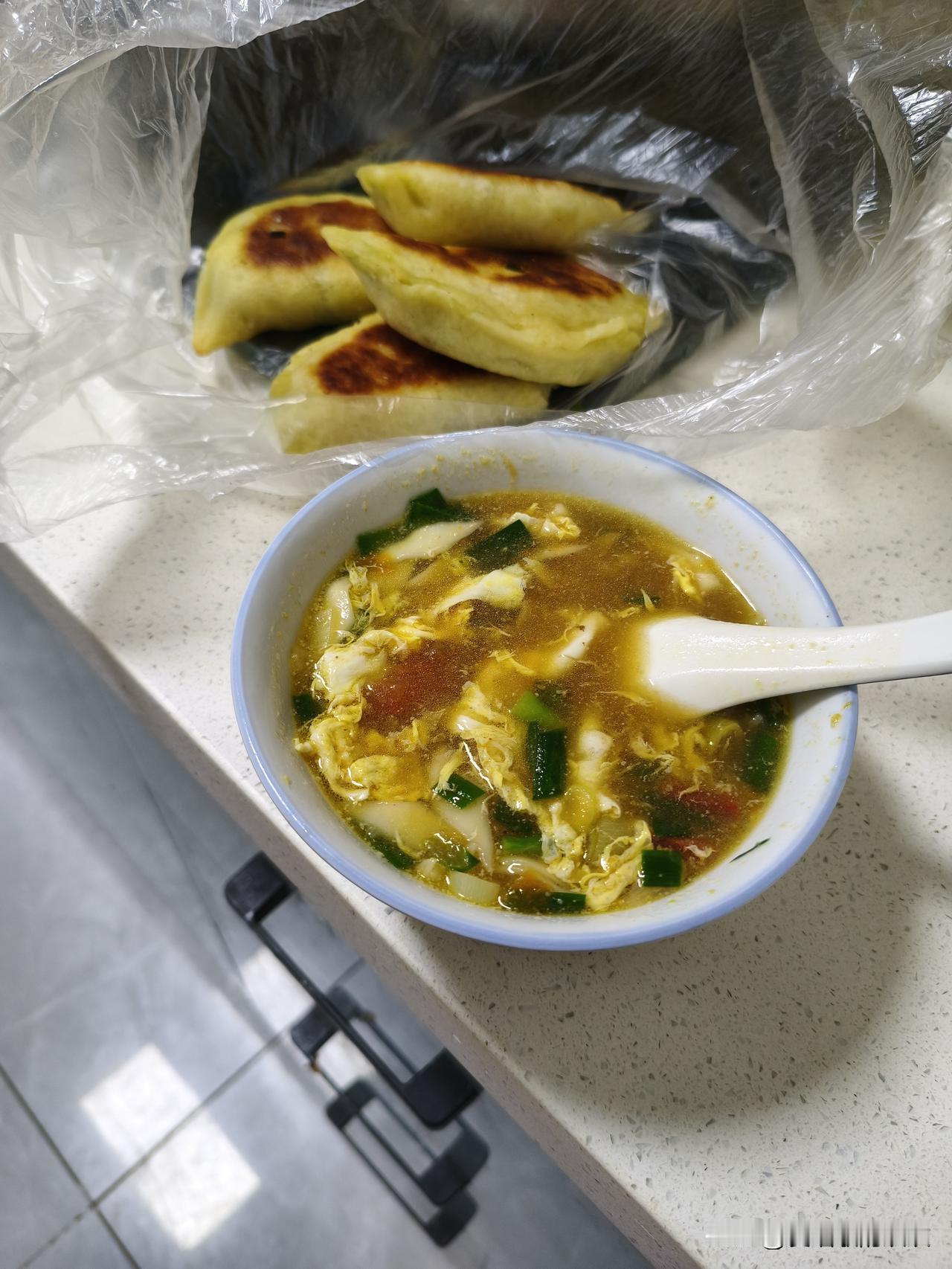 计划不如变化。

昨天晚上，我计划的好好的，今天早上就吃韭菜盒子打豆浆。中午就吃