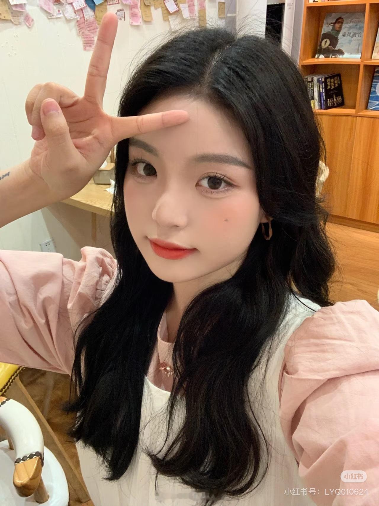 看了下以前的妆 没现在精致但怎么感觉更有辨识度…. ​​​