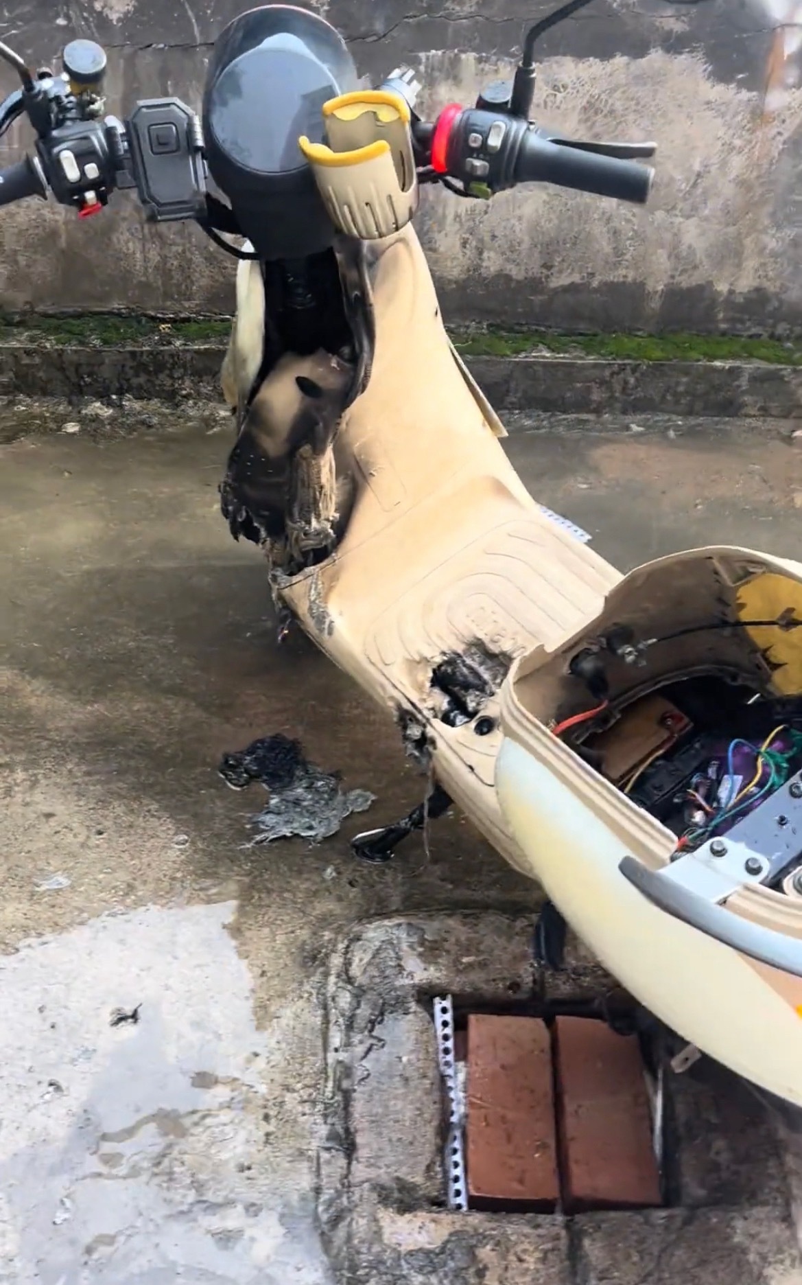 【玉林一电动车停放家门口发生起火】近日，玉林的某村里面一辆两轮电动车停放在家门口