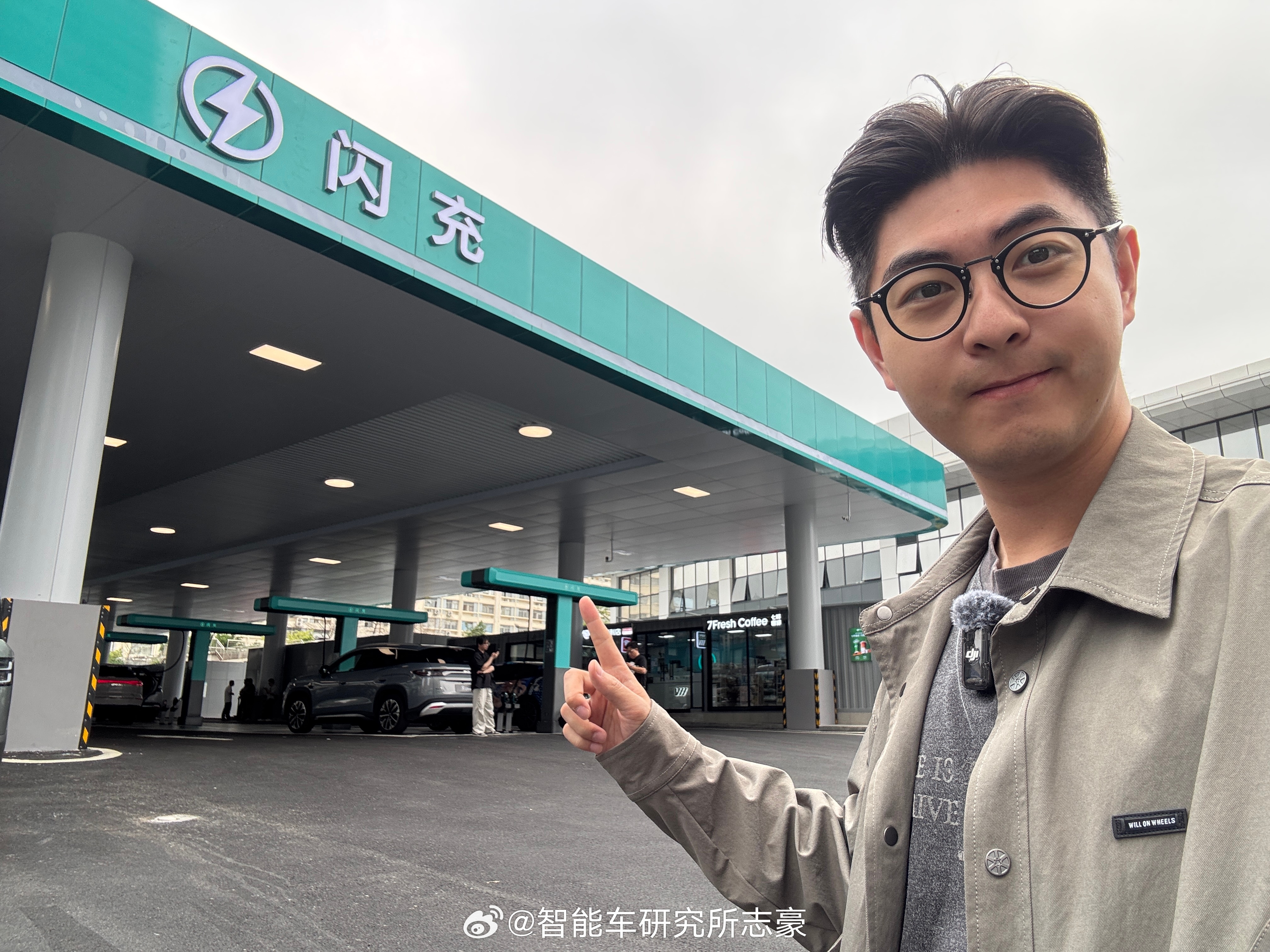 偶遇闪充大站，7个终端，14根枪，2个大储能柜。进去拍了一个简单的体验，也八卦了