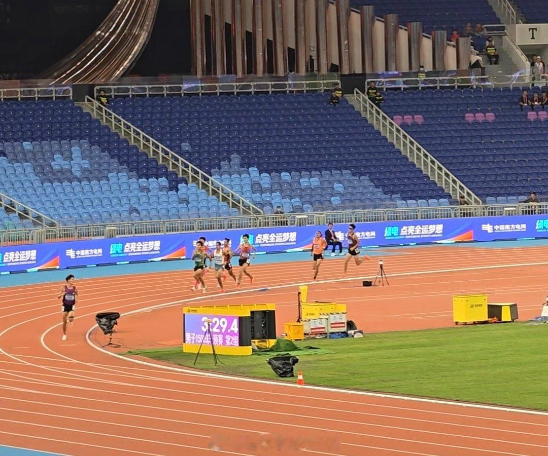 男子1500米赛场，闫熠铎再打“超级兔子”战术拿下PB，奚枭横超级聪明的最后“上