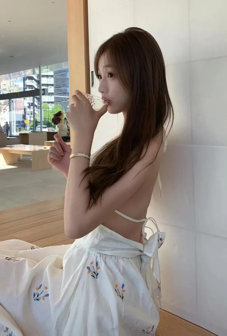 白裙素手轻抚，香肩玉体盈盈。性感美女妹妹，轻松一笑。