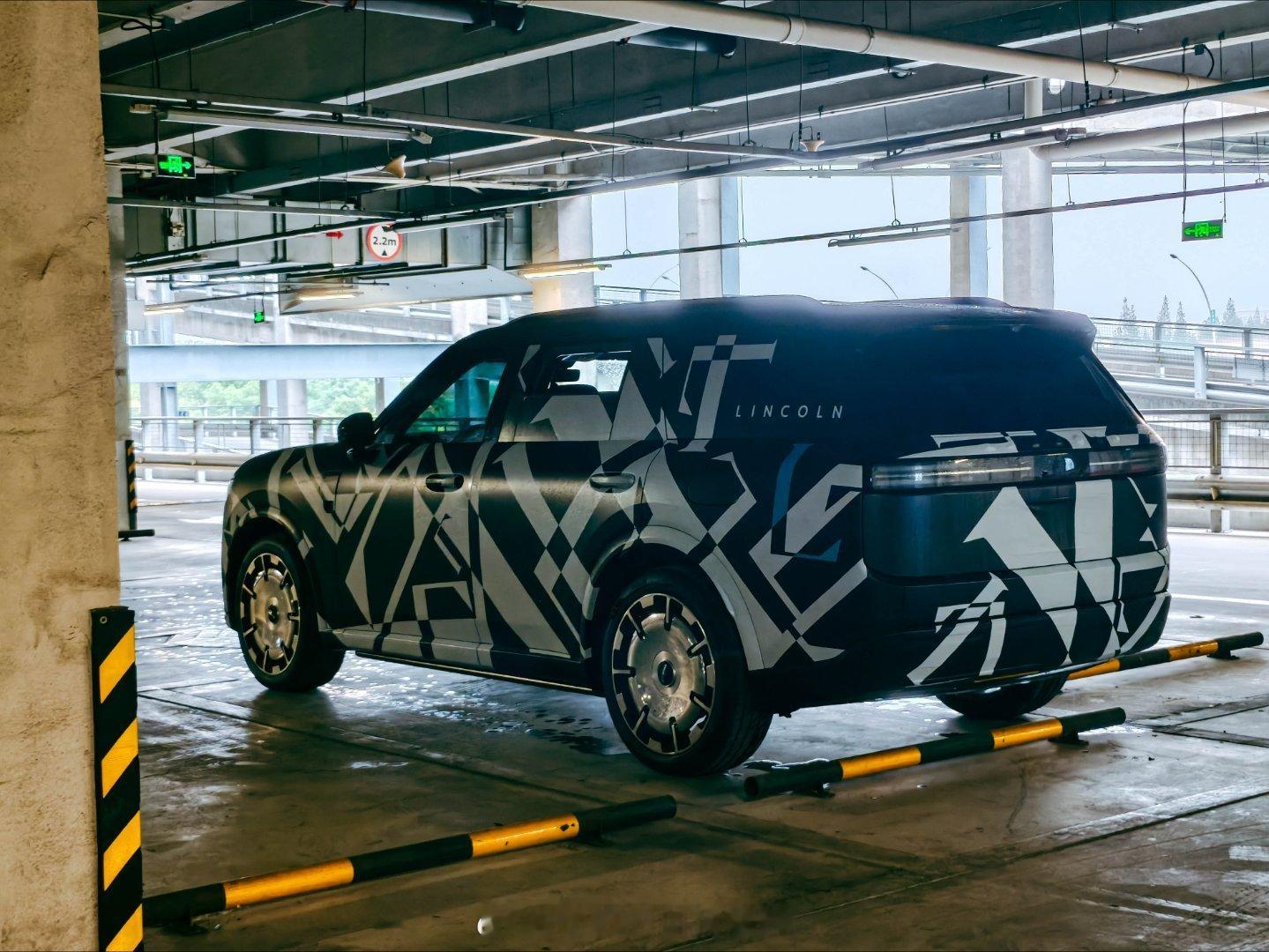 上海街头逮到一台林肯伪装车，黑白几何迷彩，方盒子、大块头、车顶激光雷达、后翼子板