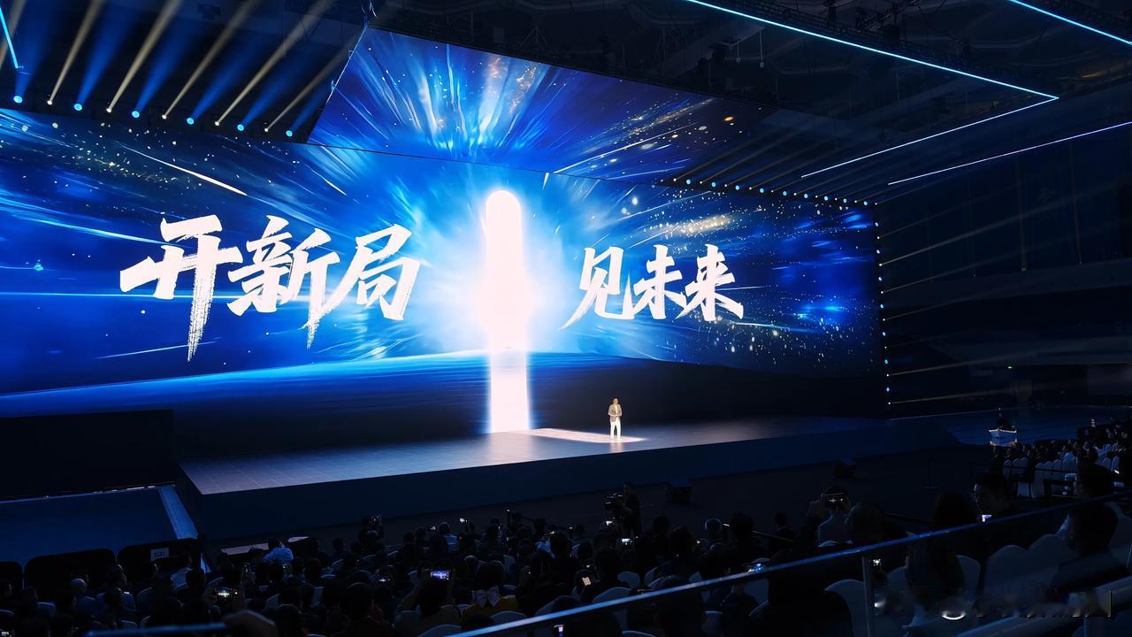 荣耀CEO李健上场第一个问题就是：今天的手机真的智能吗？而他带来的第一个方向就是