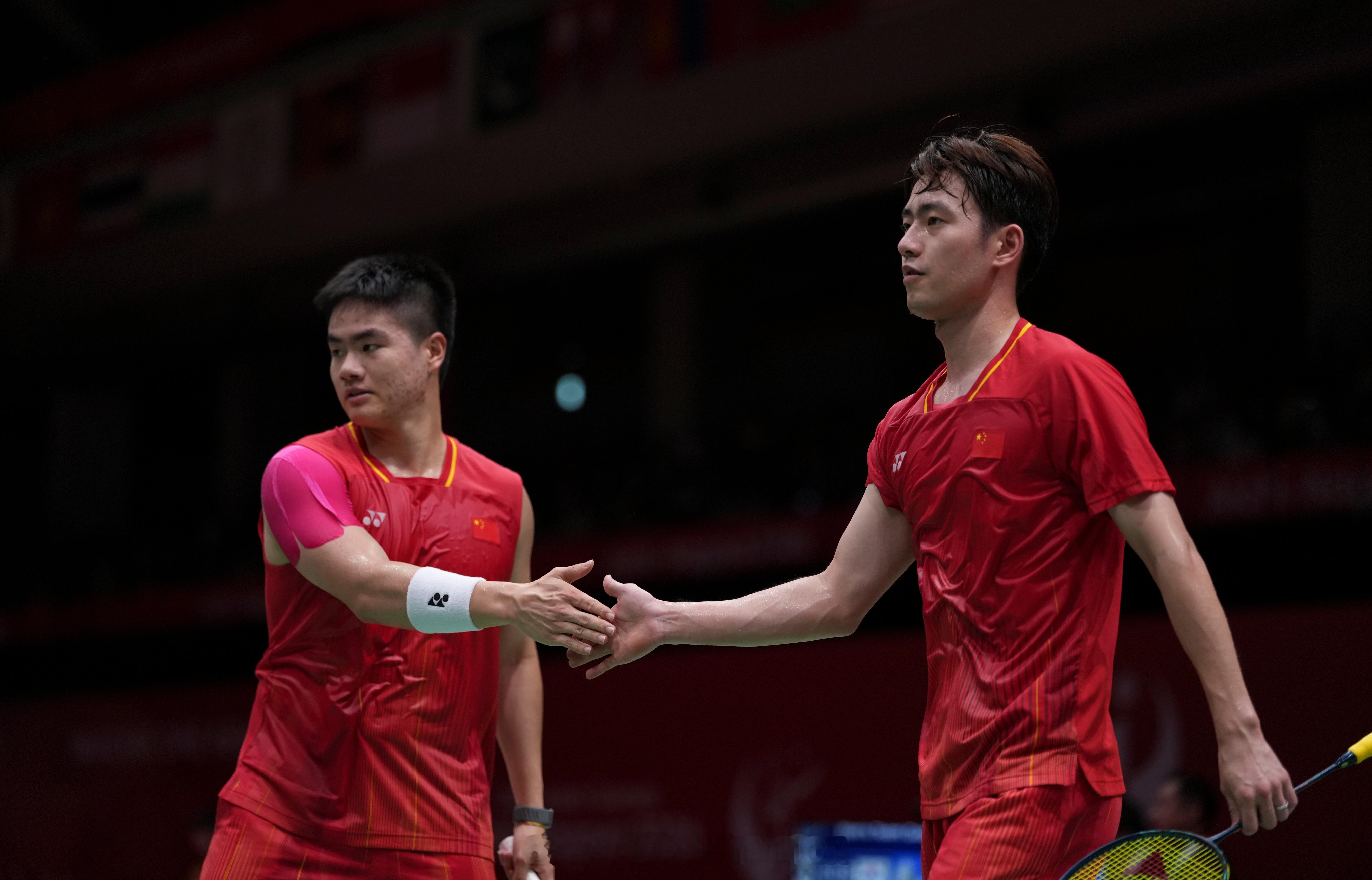 梁伟铿/王昶🇨🇳 21-15 查能蓬/通萨🇹🇭男双16进8亚运会羽毛球 