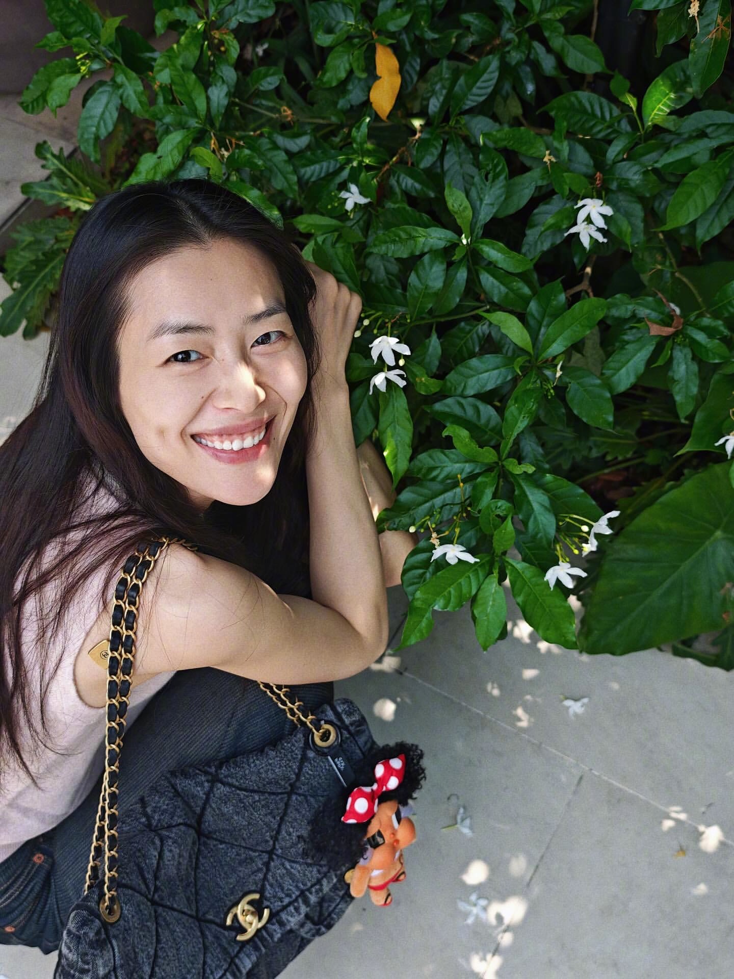 刘雯 抵达新加坡，将亮相明天的CHANEL 2026早春度假系列新加坡时装秀。?