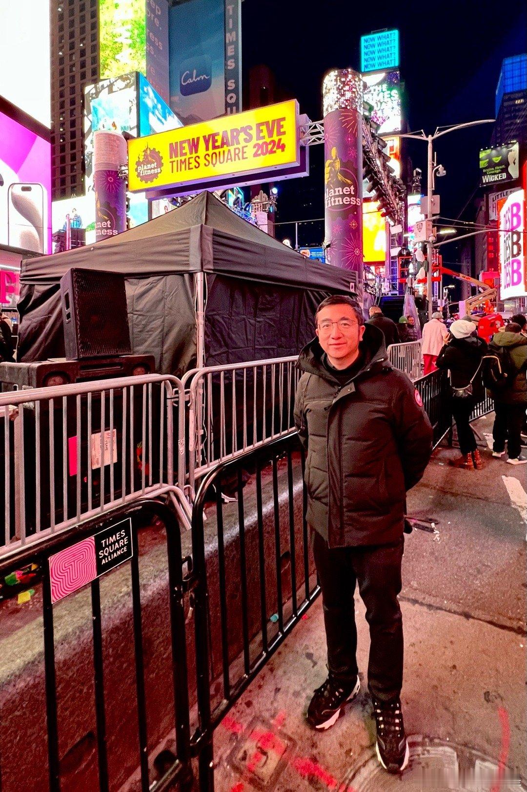 考察纽约时代广场，明天晚上一群碳基生物将会在这里庆祝他们的行星公转一周年。 ​​