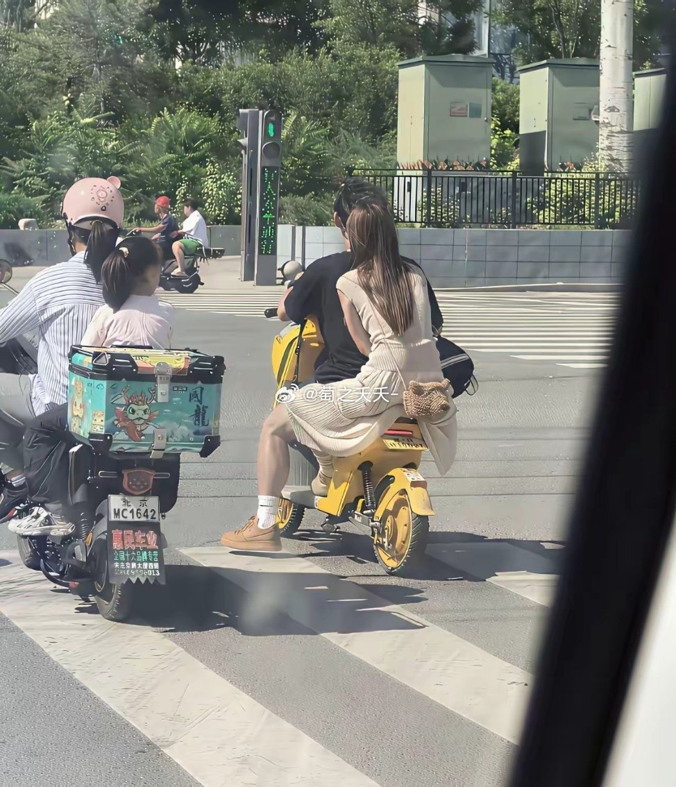 第一眼:这位姐妹小腿肌肉如此发达，男朋友应该没有叛逆期吧第二眼:原来是视觉误差 