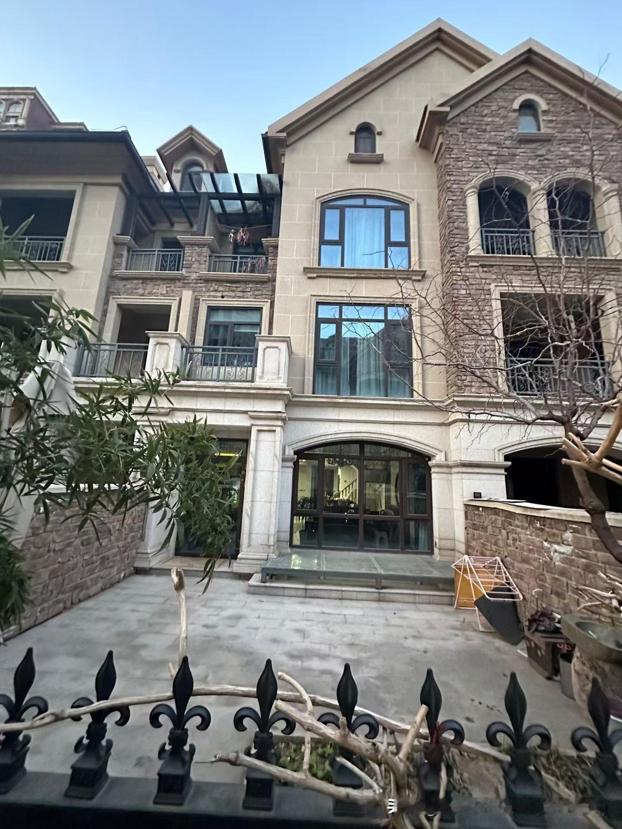 北龙湖后花园 建业小别墅
​地上三层，双气独门独院
​超高性价比，100万一套