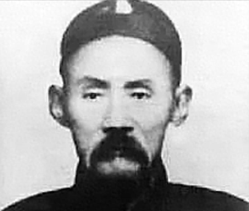 晚清宫廷武术高手为许世友现场展示绝技，众人目睹后十分惊讶，许世友呐喊着回应：你看