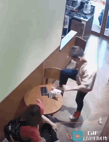 视频中的男子，看穿戴打扮也像是个有成就、有知识的人呐，怎么不做人事呢？

桌边冷